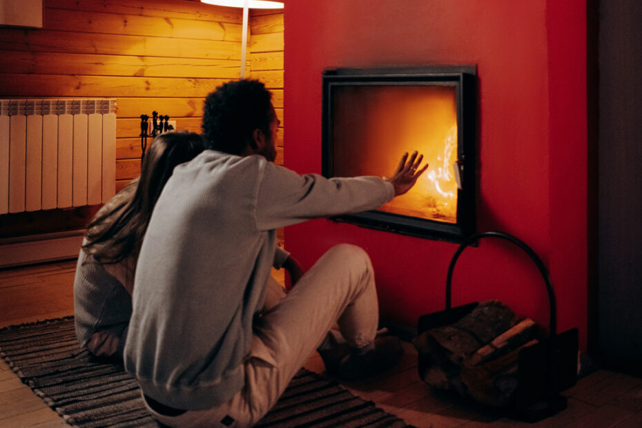 Kaminfeuer - Foto © https://www.pexels.com/de-de/foto/holz-mann-urlaub-rot-6530547/