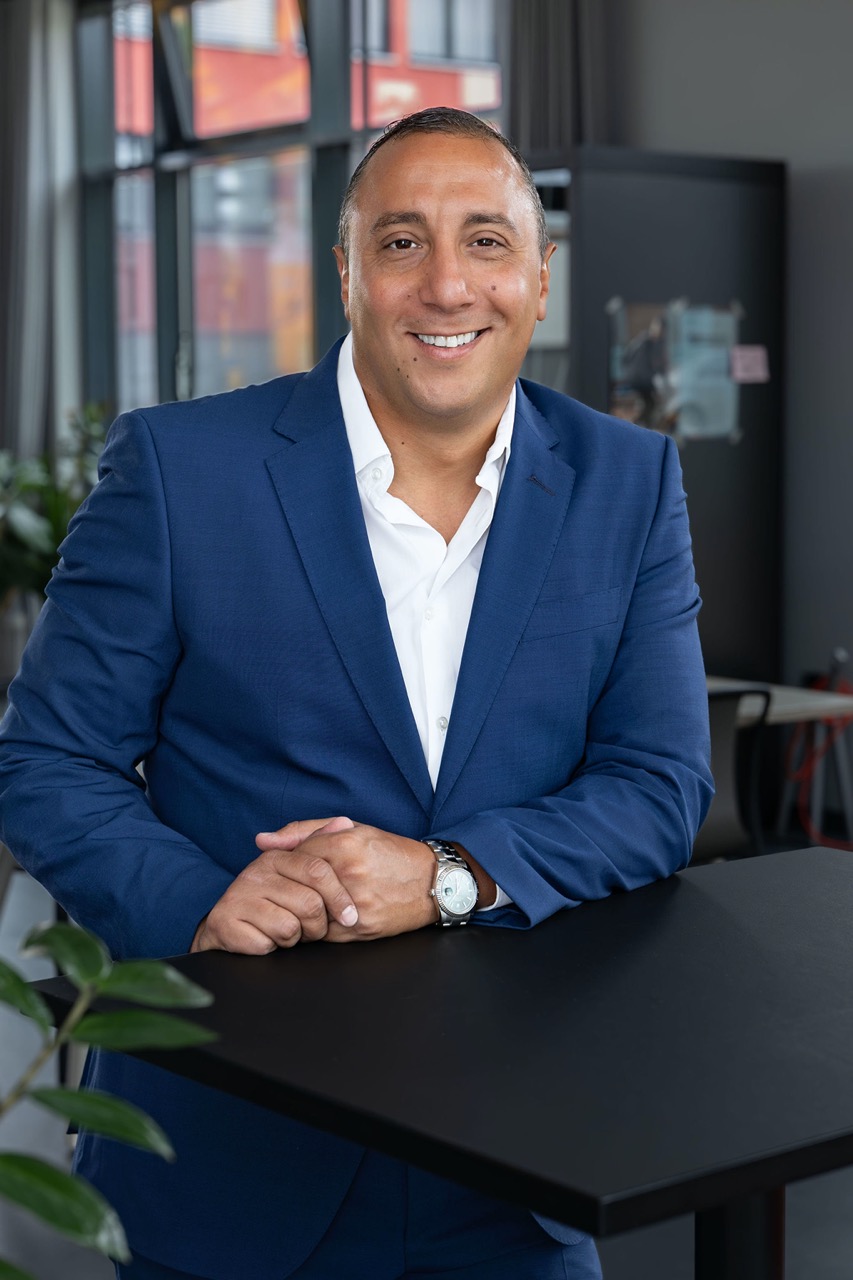 Husein Gneidieh ist ausgebildeter Immobilienkaufmann (IHK) und ergänzt das Team mit seiner fachlichen Kompetenz und einem geschulten Blick für Details. Sein Engagement und seine Zuverlässigkeit machen ihn zu einem geschätzten Ansprechpartner für Kunden.