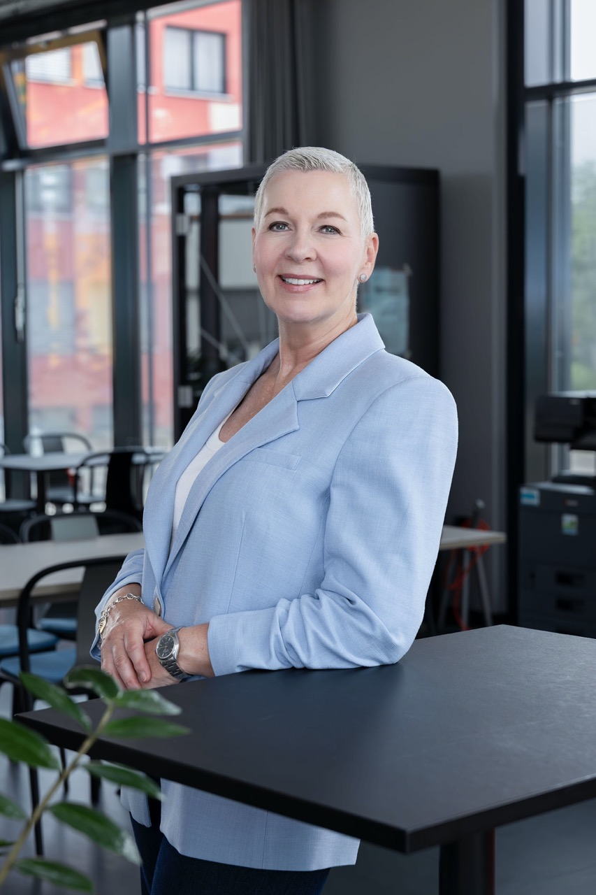 Christina Widmann ist Gründerin und seit über 20 Jahren mit Leidenschaft und Expertise in der Immobilienbranche tätig. Ihre sympathische Art und ihr sonniges Wesen machen sie zur treibenden Kraft des Unternehmens.