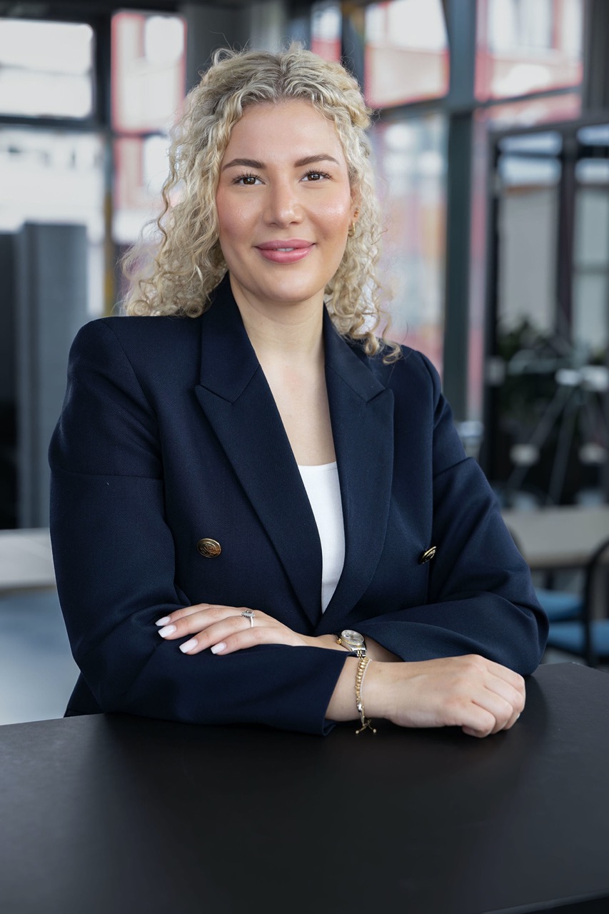 Gloria Dreiseidel Ihre Ansprechpartnerin für die Vermietung. Dazu Marketing Consultant für moderne Kommunikation und starke Markenpräsenz im Team. Mit kreativen Ideen und einem feinen Gespür für Trends bringt sie frischen Wind in die Branche.